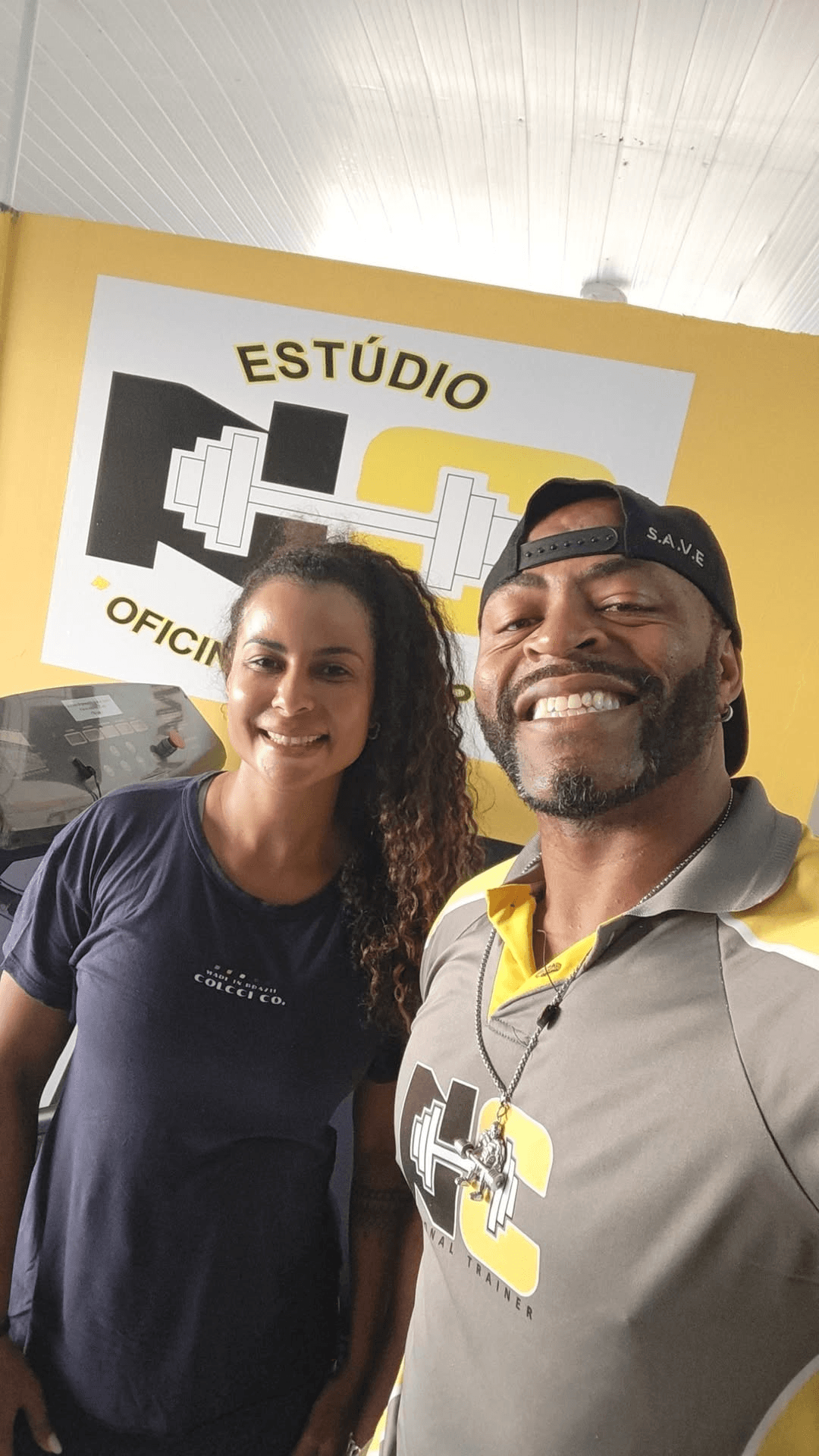 Nilson Carlos com uma aluna no Estúdio NC